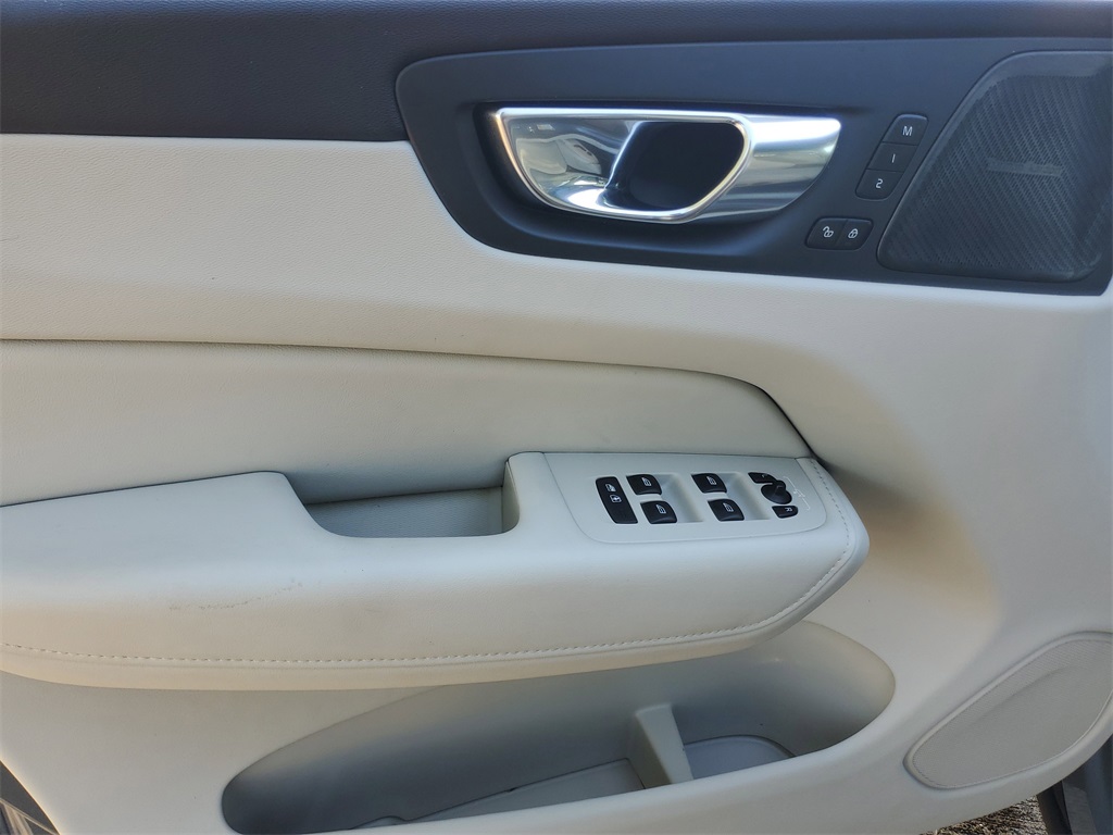 used 2023 Volvo XC60 car, priced at $31,495