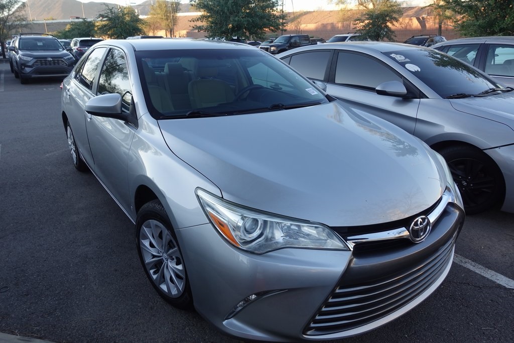 2016 Toyota Camry LE photo 2