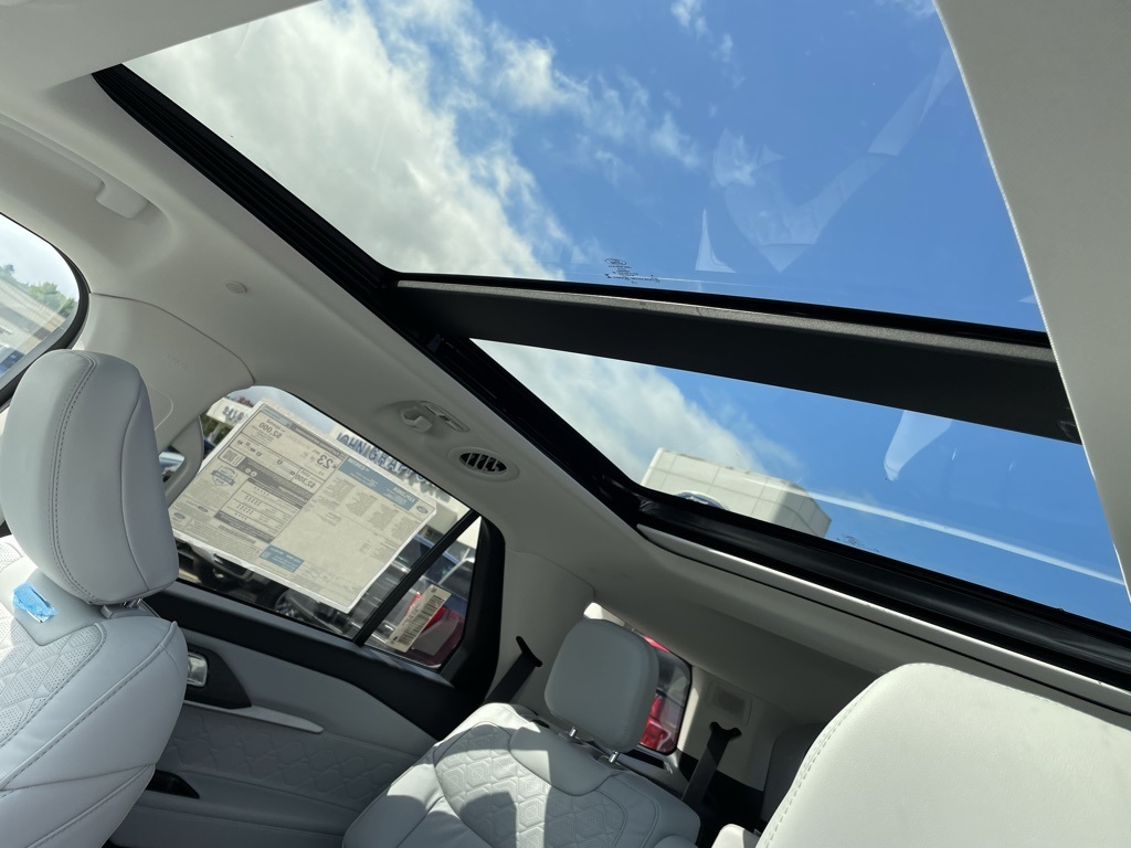 2025 Ford Explorer Platinum photo 17