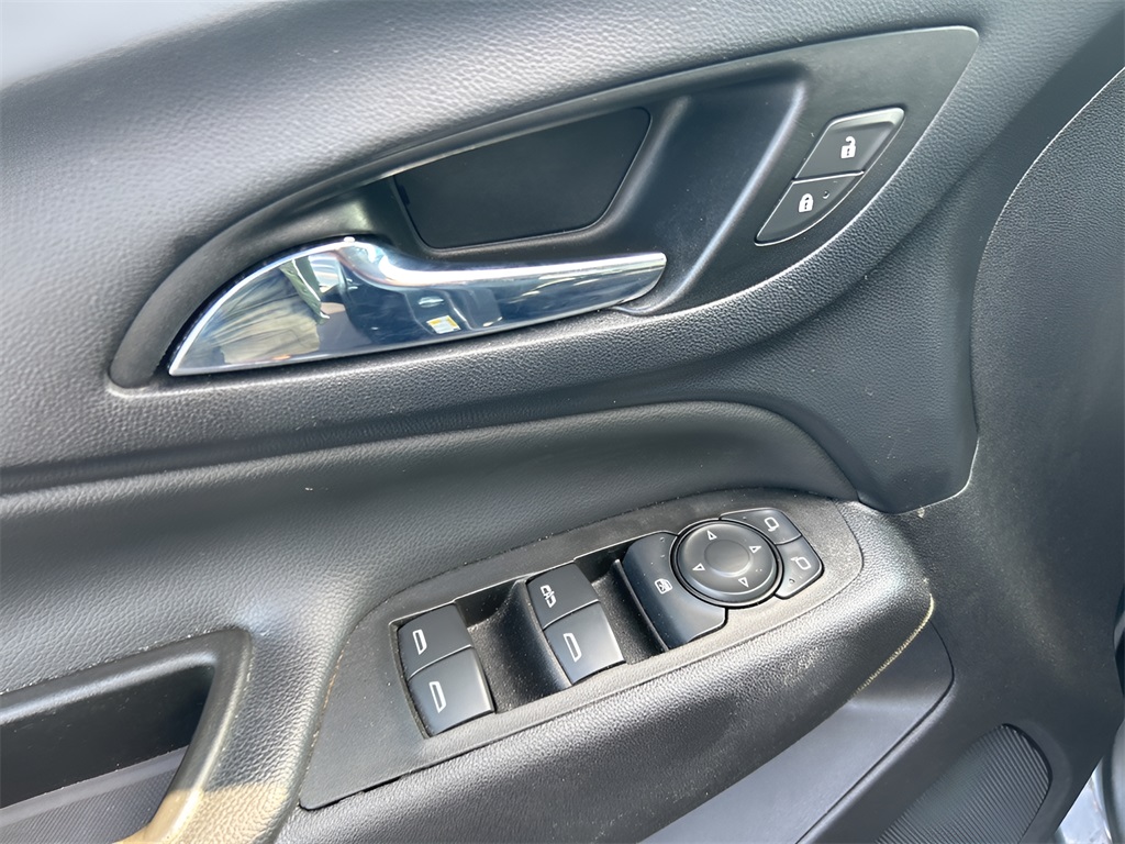 2021 Chevrolet Equinox LT photo 2