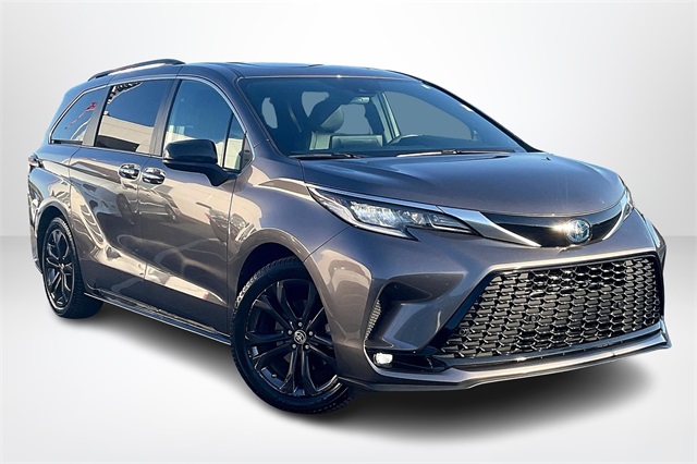 2022 Toyota Sienna XSE's photo