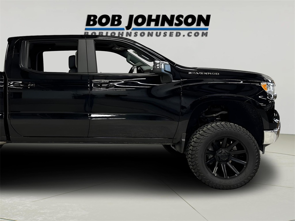 2025 Chevrolet Silverado 1500 LT photo 2