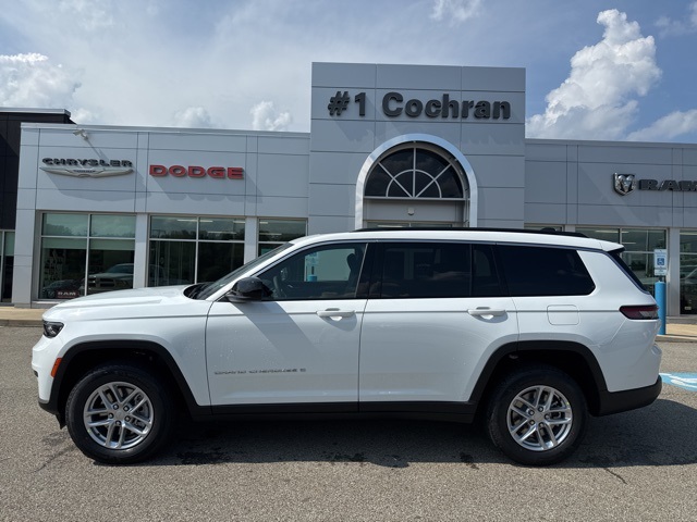 2025 Jeep Grand Cherokee Laredo X photo 2