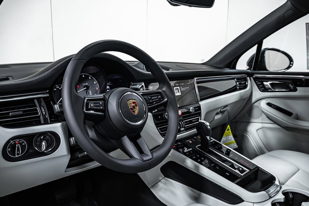 2025 Porsche Macan S photo 4