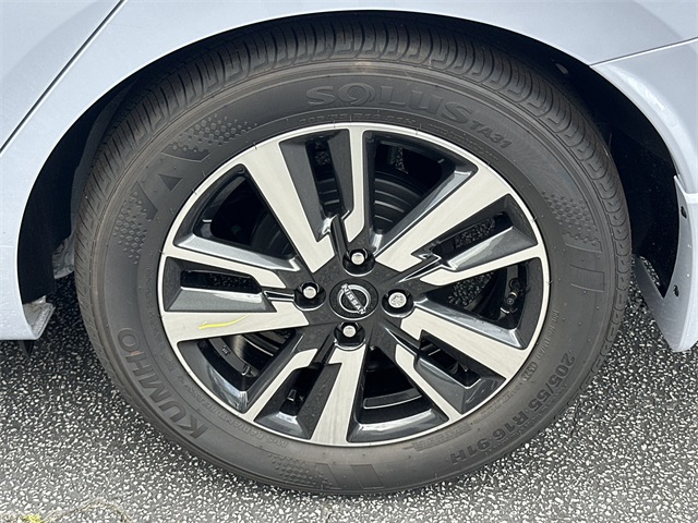 2025 Gray Sky Pearl Nissan Versa 1.6 SV FWD Sedan