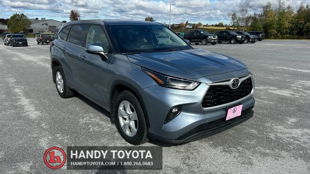 2022 Toyota Highlander LE's photo