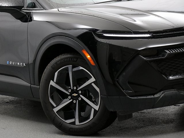 2026 Chevrolet Equinox LT photo 2