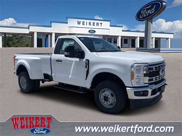 2025 Oxford White Ford Super Duty F-350 DRW XLT Truck