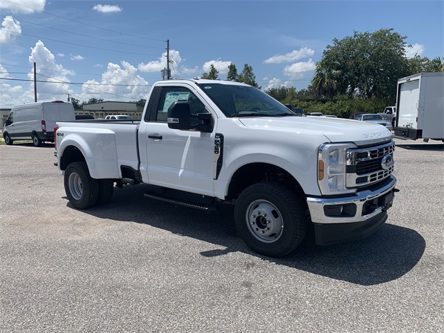 2025 Oxford White Ford Super Duty F-350 DRW XLT 4X4 Truck