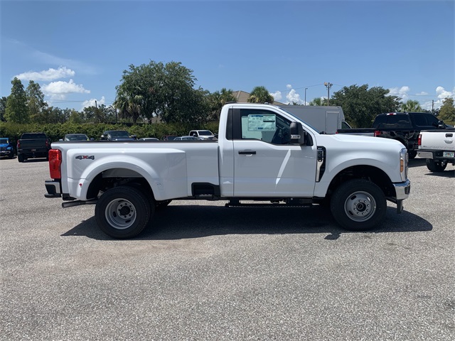 2025 Oxford White Ford Super Duty F-350 DRW XLT 4X4 Truck