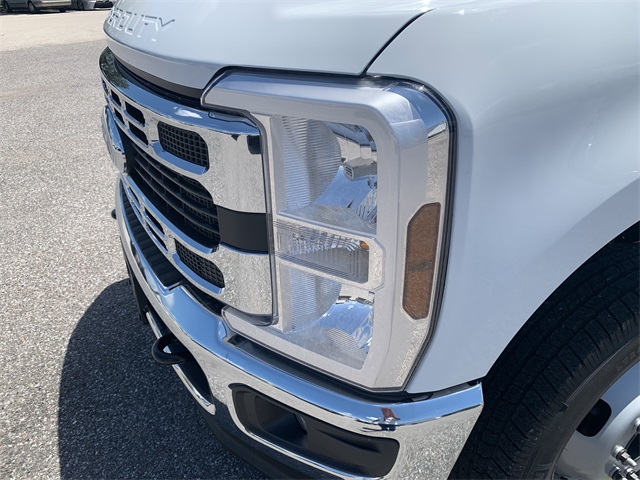 2025 Oxford White Ford Super Duty F-350 DRW XLT 4X4 Truck