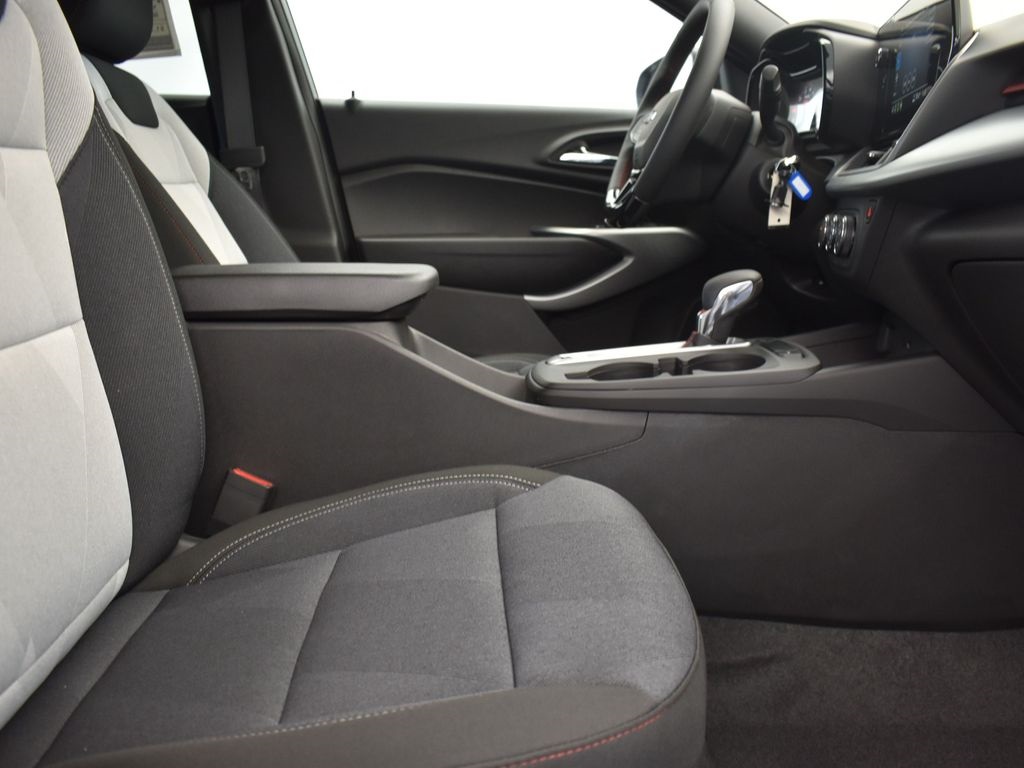 2025 Sterling Chevrolet Trax 1RS FWD SUV