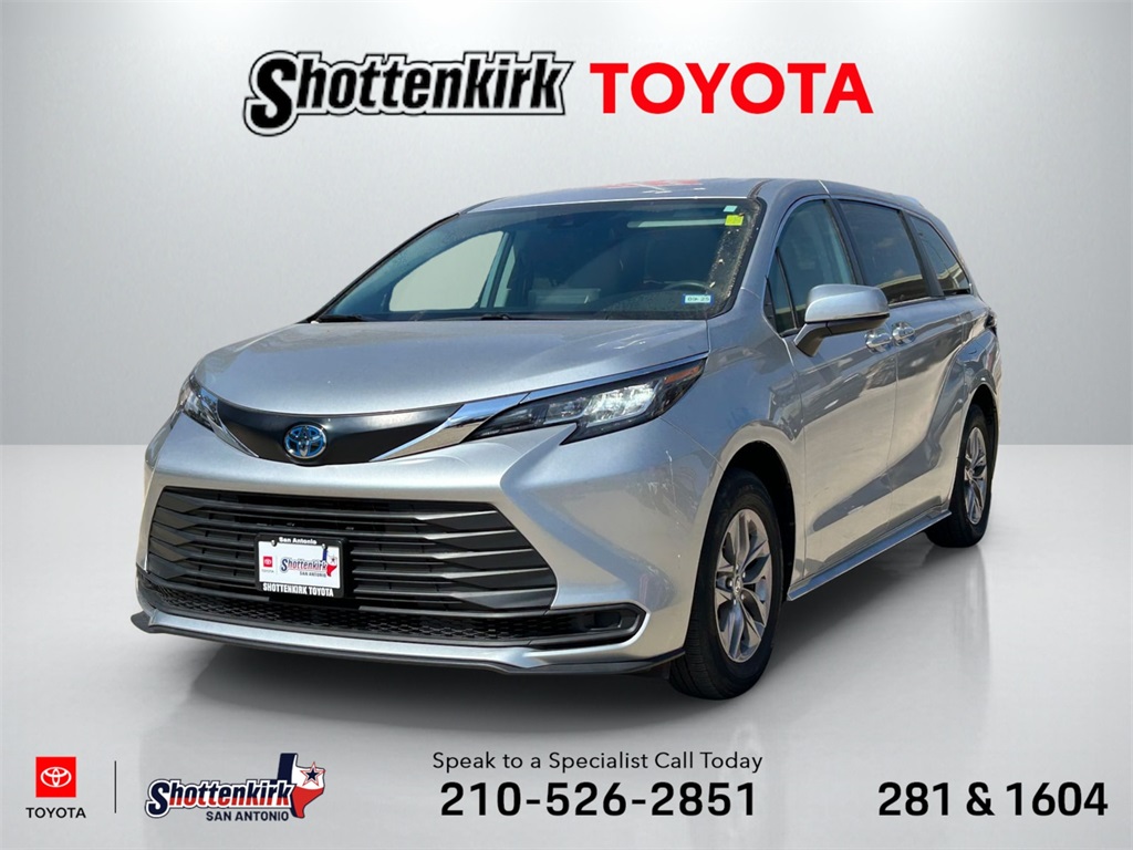 2022 Toyota Sienna LE's photo