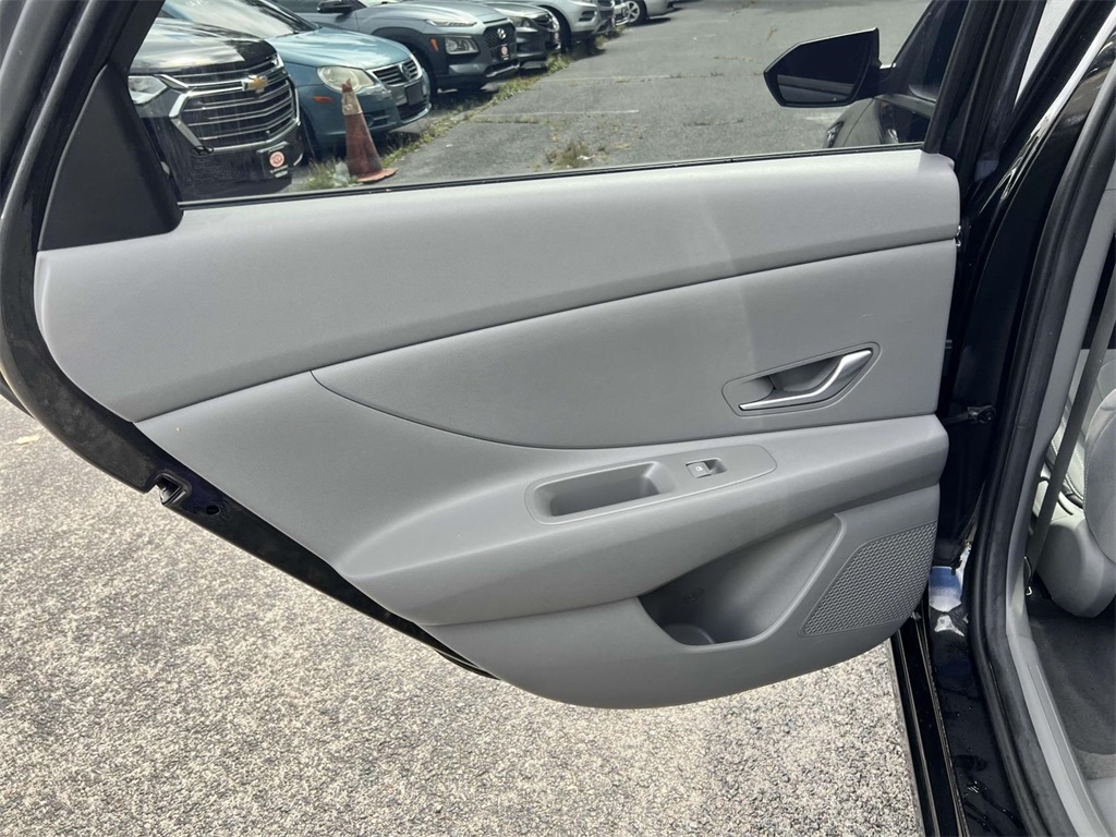 2022 Hyundai Elantra SEL photo 8