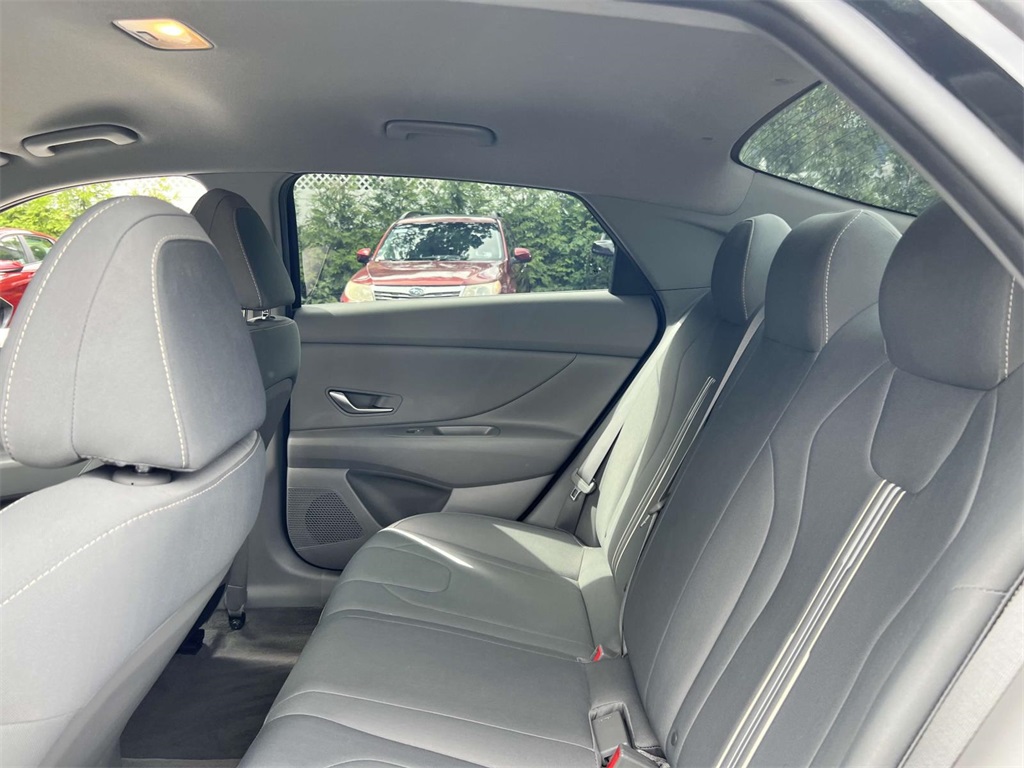 2022 Hyundai Elantra SEL photo 9