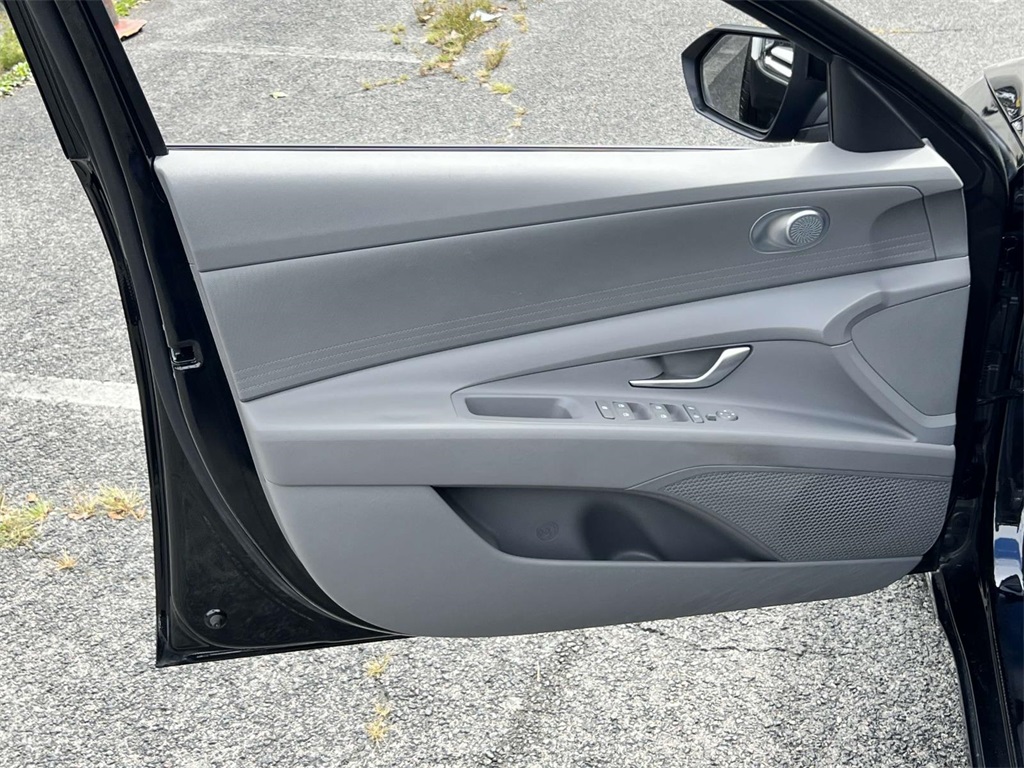 2022 Hyundai Elantra SEL photo 12