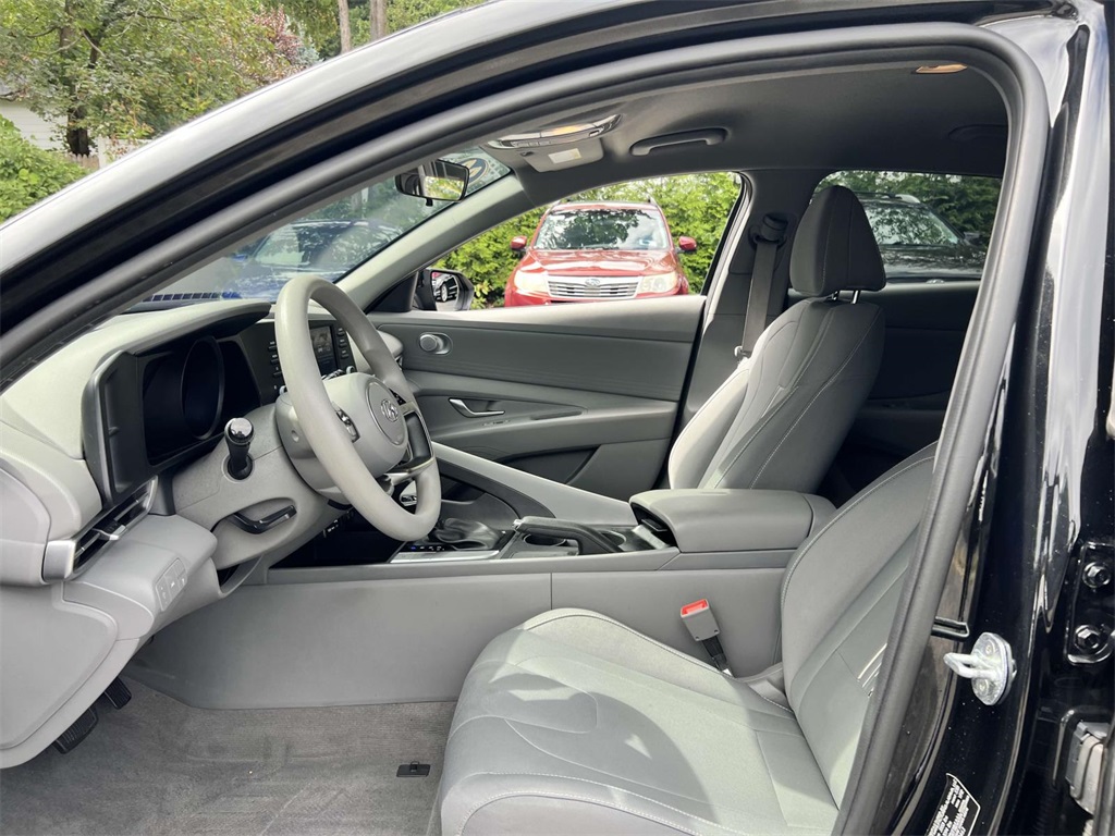 2022 Hyundai Elantra SEL photo 14
