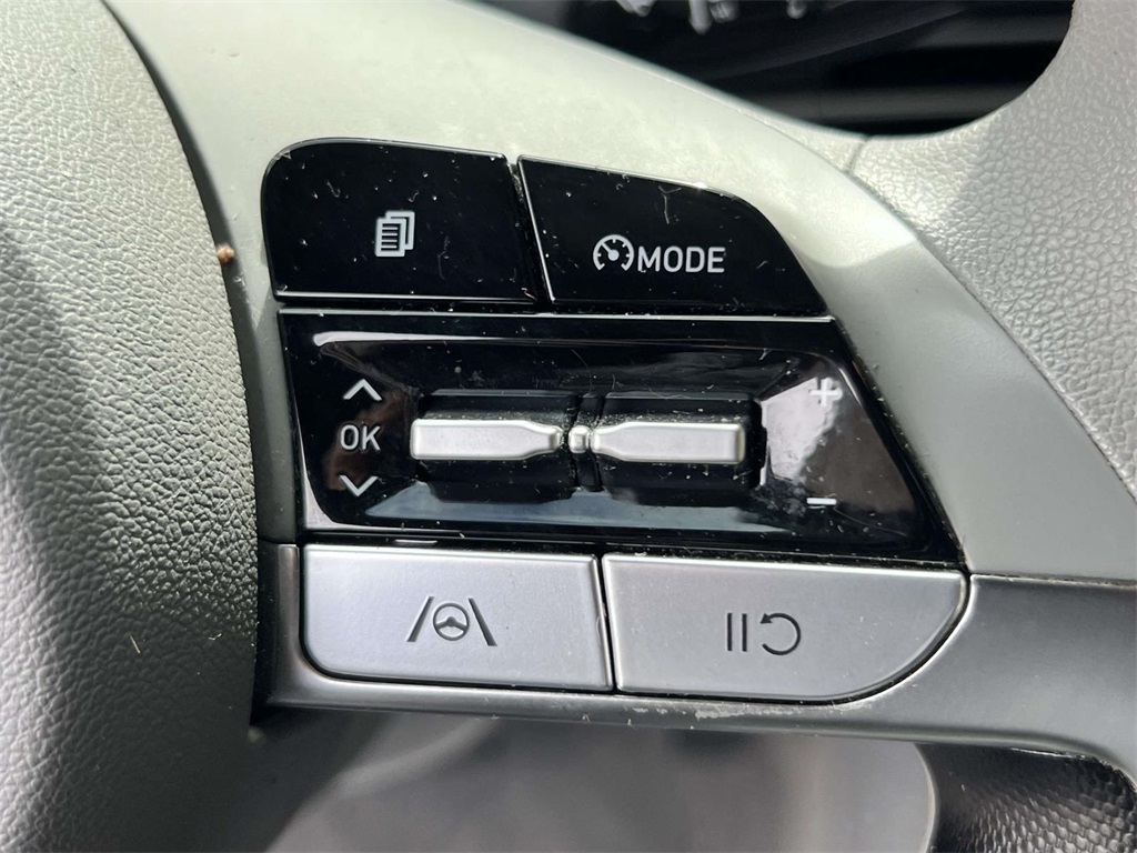 2022 Hyundai Elantra SEL photo 17