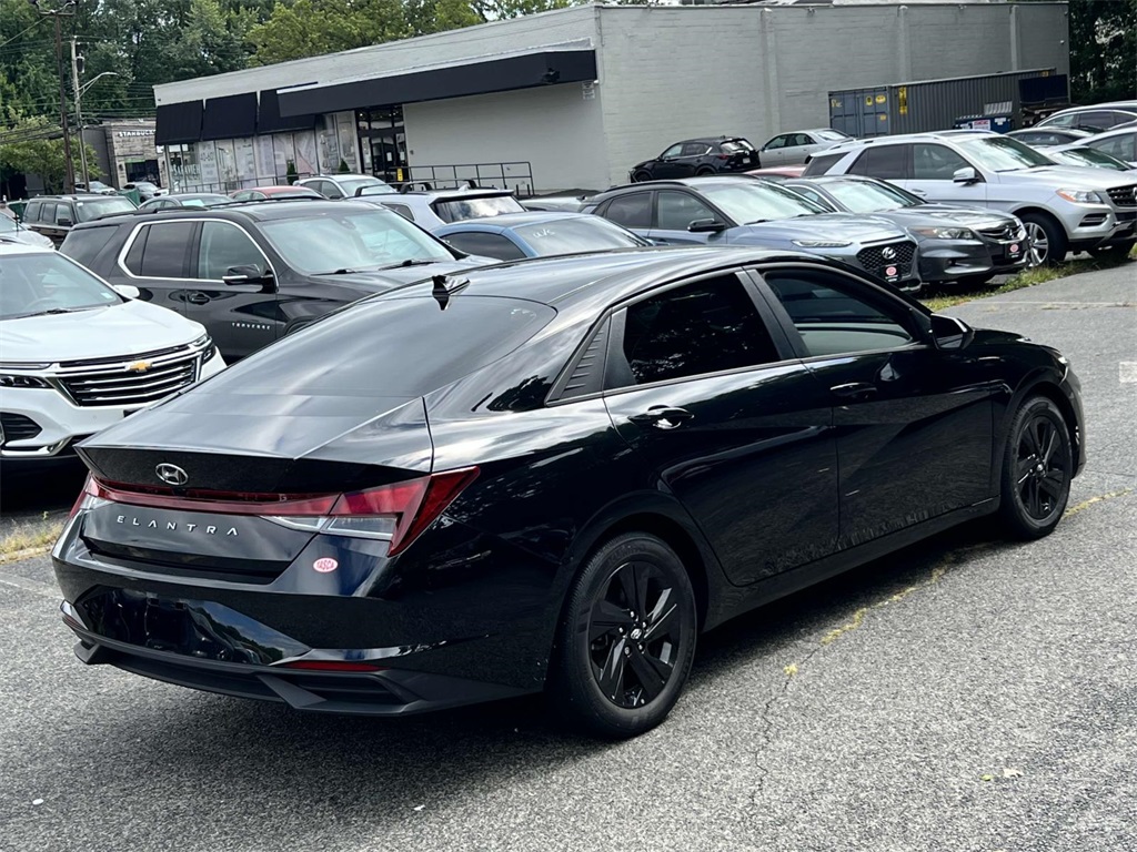 2022 Hyundai Elantra SEL photo 6