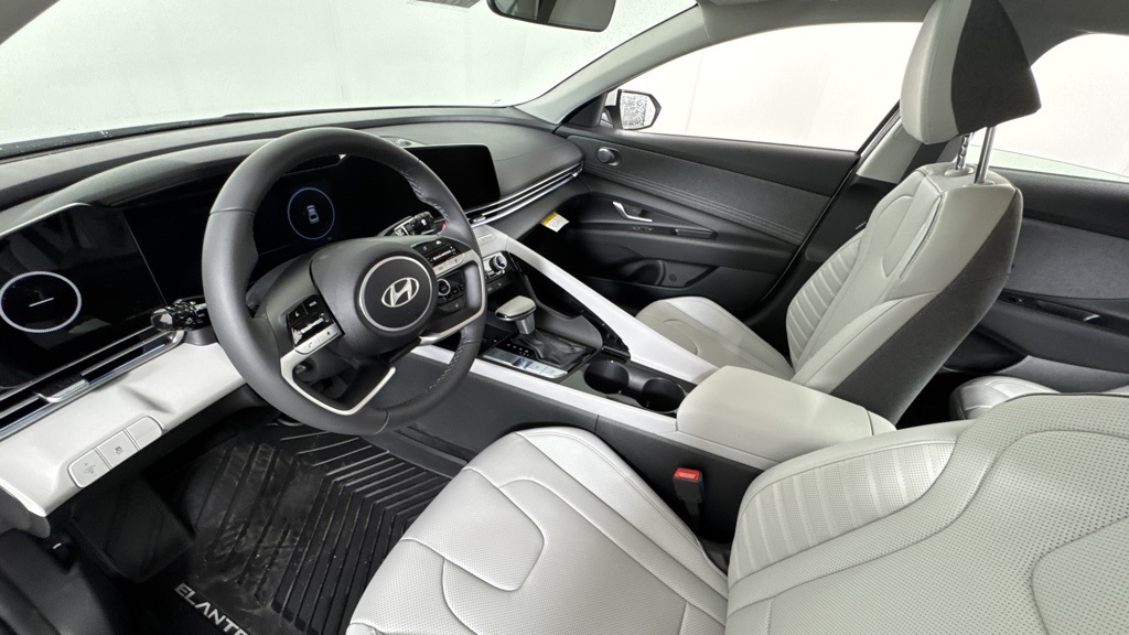 New 2025 Hyundai Elantra 4dr Car