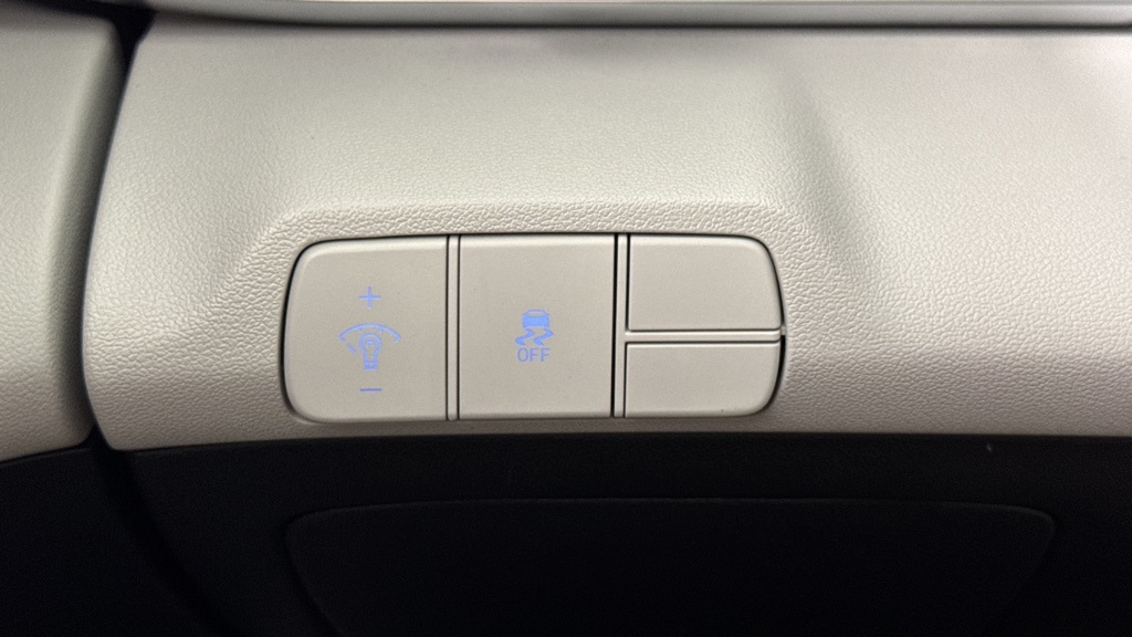 New 2025 Hyundai Elantra 4dr Car