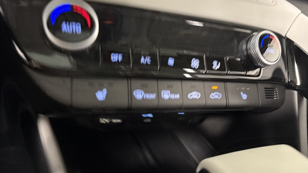 New 2025 Hyundai Elantra 4dr Car