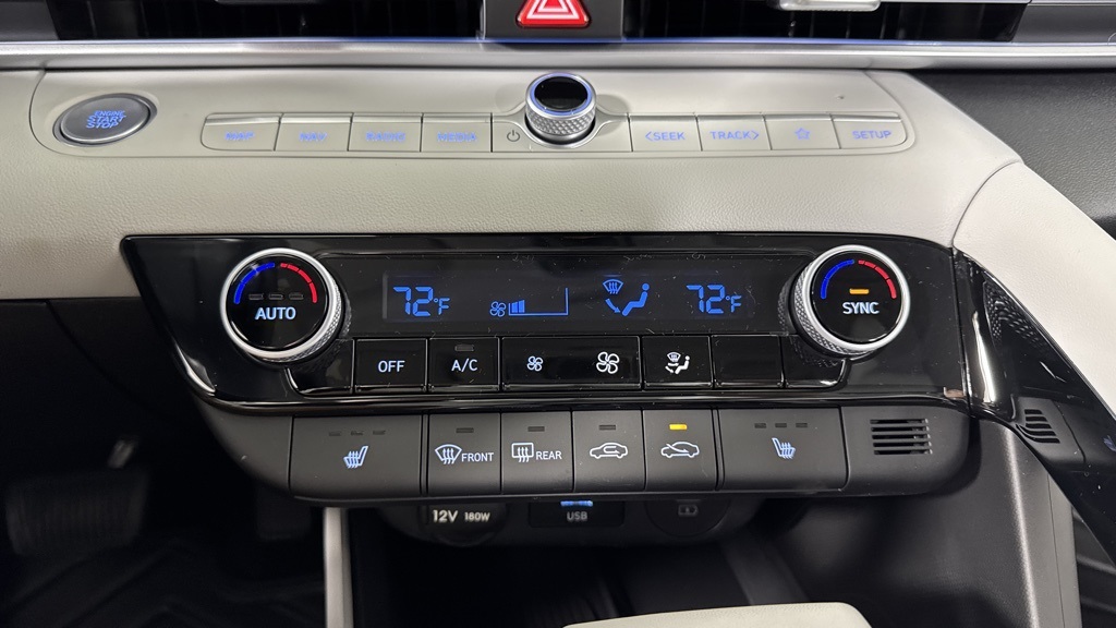 New 2025 Hyundai Elantra 4dr Car