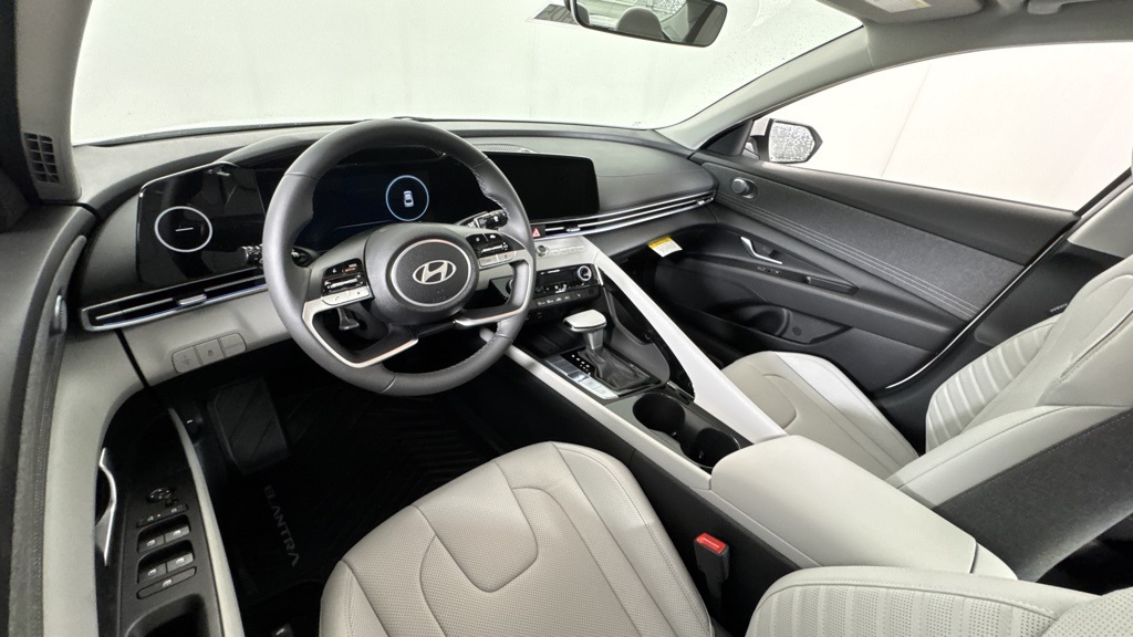 New 2025 Hyundai Elantra 4dr Car