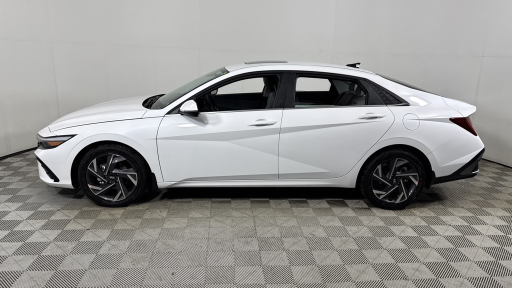 New 2025 Hyundai Elantra 4dr Car