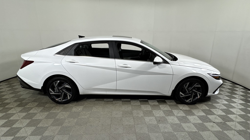 New 2025 Hyundai Elantra 4dr Car