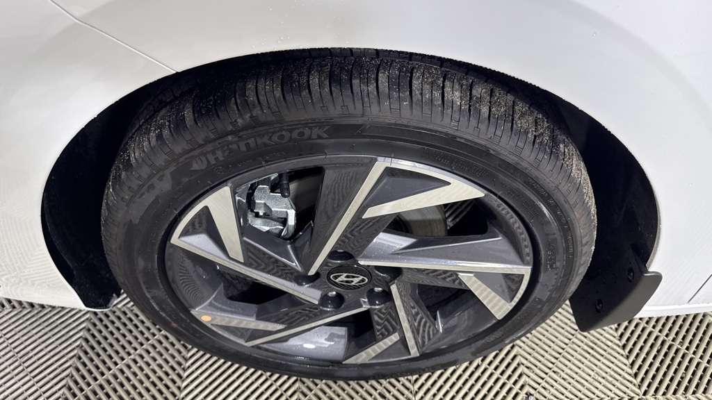 New 2025 Hyundai Elantra 4dr Car