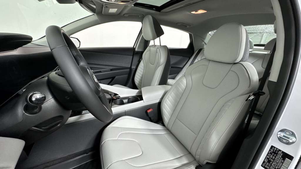 New 2025 Hyundai Elantra 4dr Car