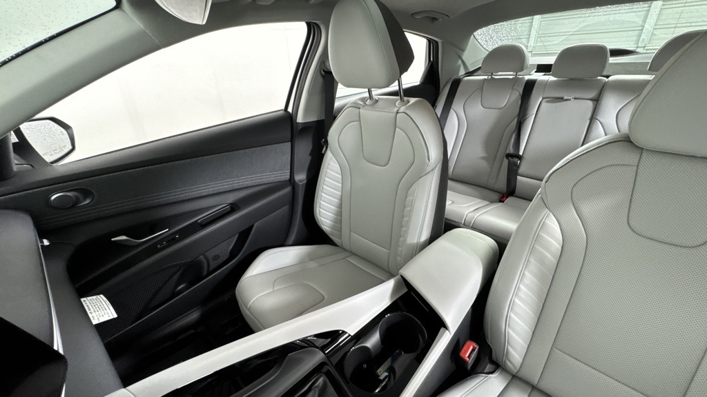 New 2025 Hyundai Elantra 4dr Car