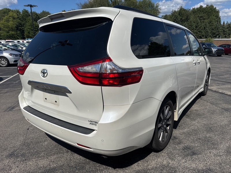 2018 Toyota Sienna XLE photo 2