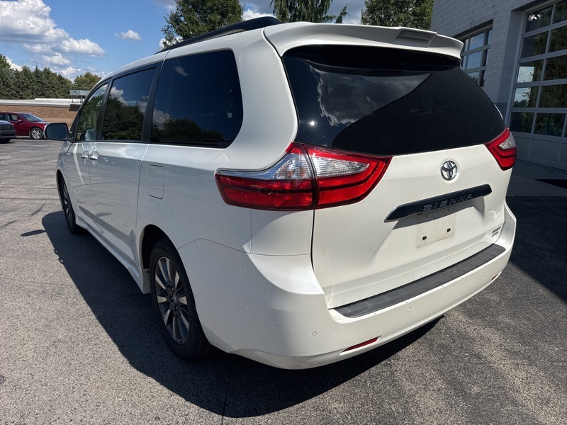 2018 Toyota Sienna XLE photo 4