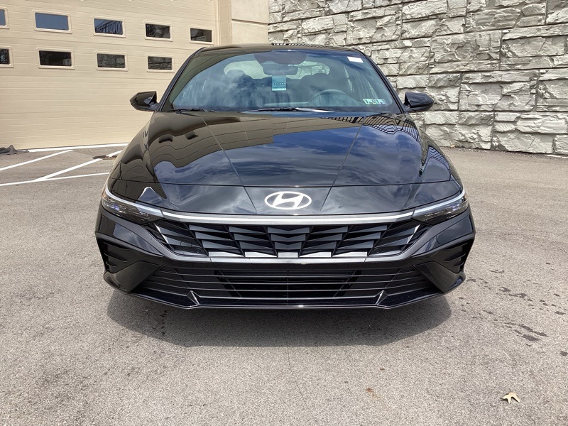 2025 Hyundai Elantra SEL Sport photo 2