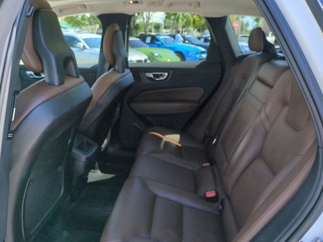 2019 Volvo XC60 T5 Momentum photo 11
