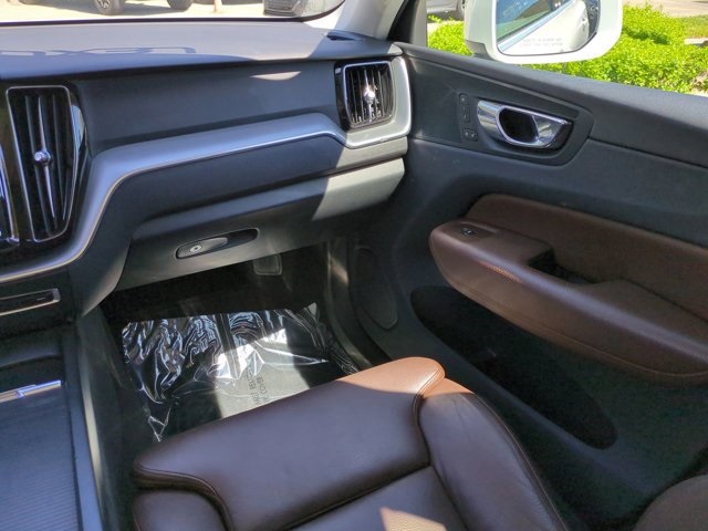 2019 Volvo XC60 T5 Momentum photo 14