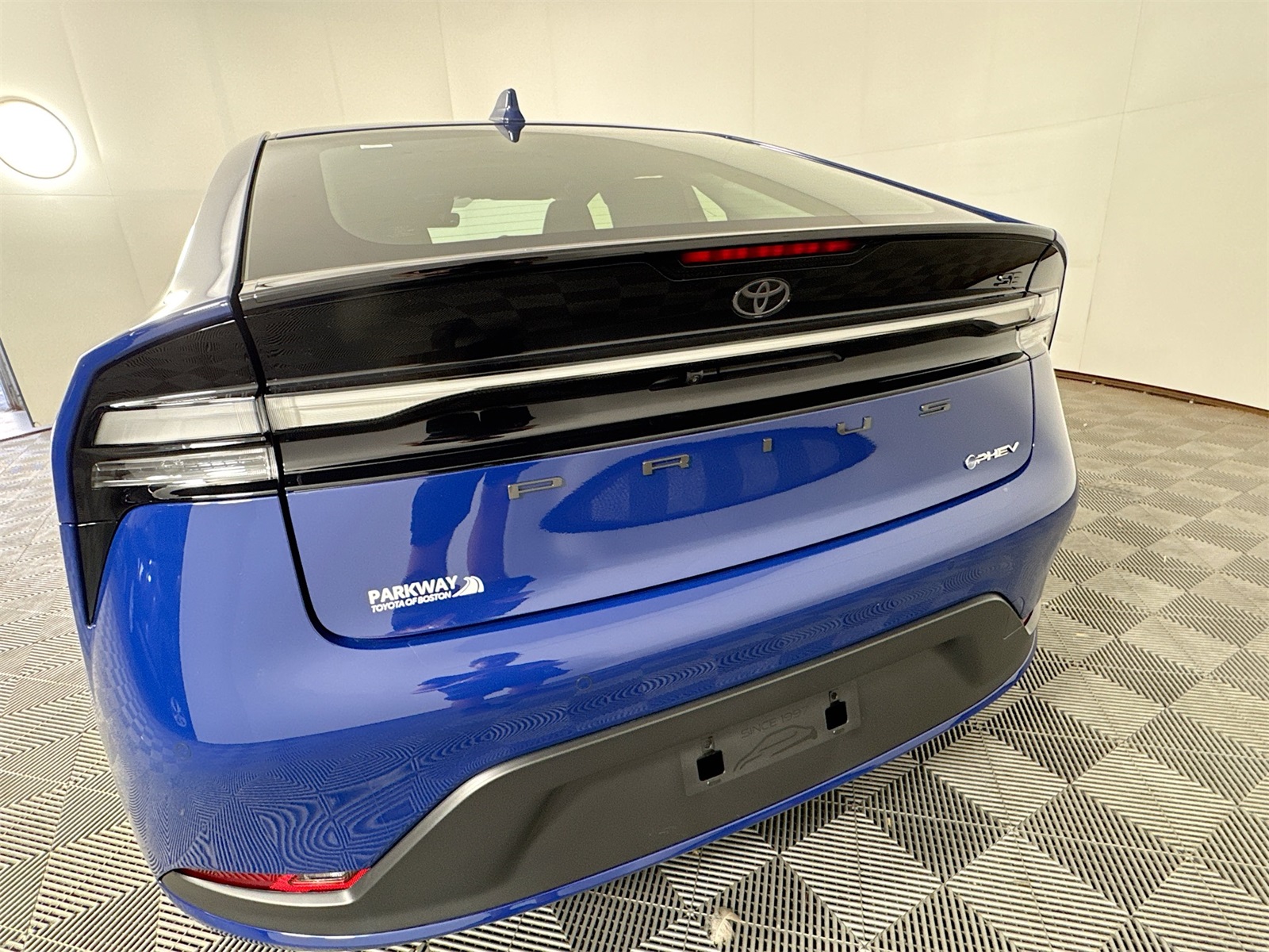 2025 Toyota Prius Plug-in Hybrid SE photo 5