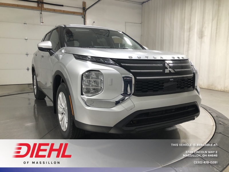 2025 Mitsubishi Outlander ES's photo