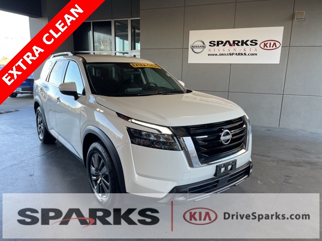 2023 Nissan Pathfinder SV's photo