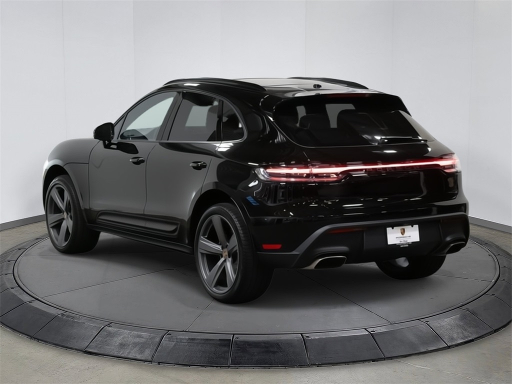 2024 Porsche Macan T photo 2