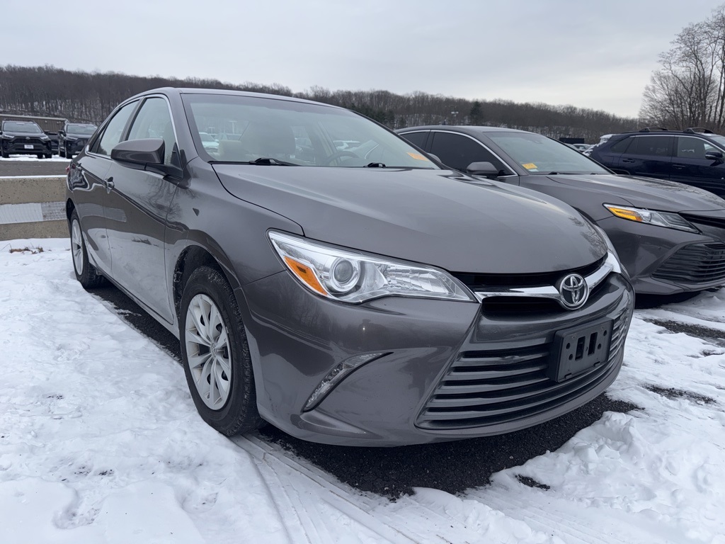 2015 Toyota Camry LE's photo