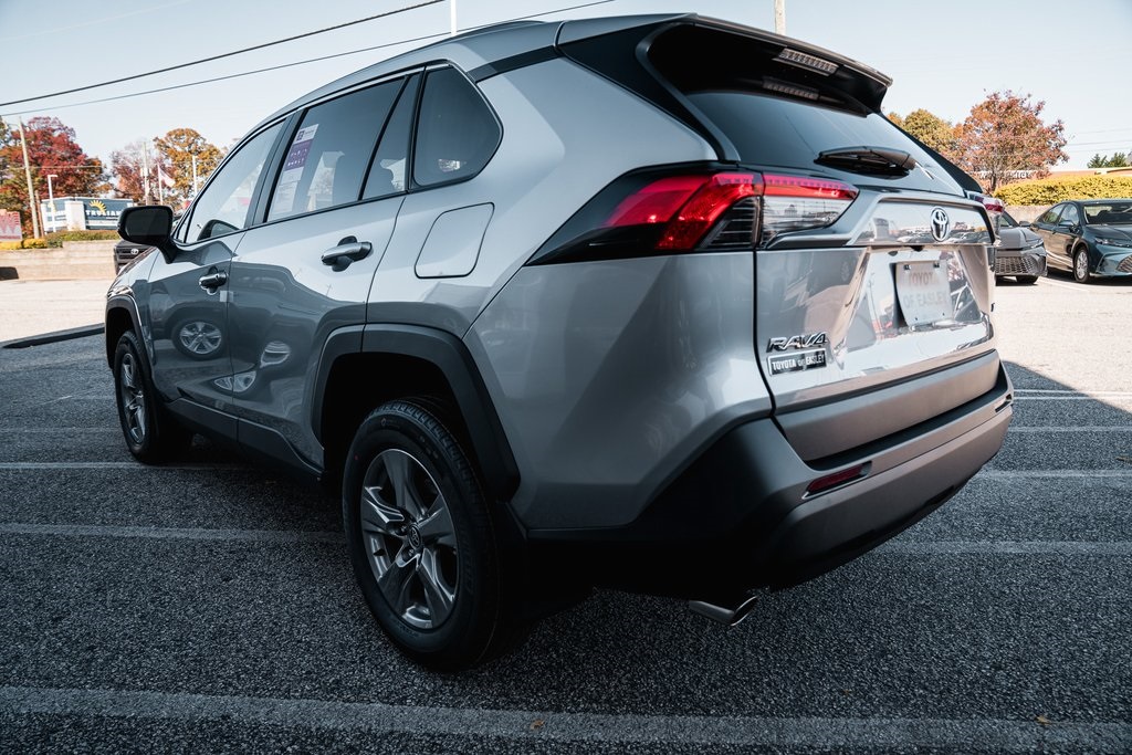 2025 Toyota RAV4 XLE photo 3