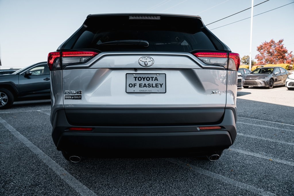 2025 Toyota RAV4 XLE photo 4