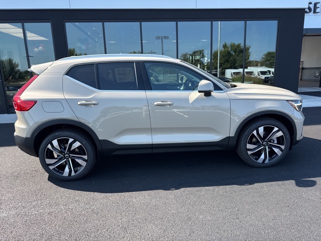 2025 Volvo XC40 Plus photo 2
