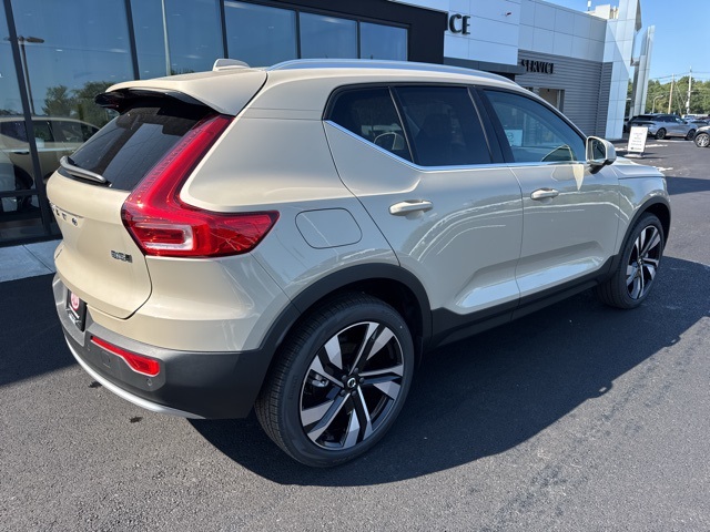 2025 Volvo XC40 Plus photo 3