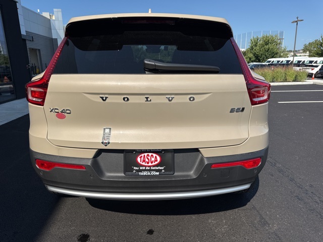 2025 Volvo XC40 Plus photo 4