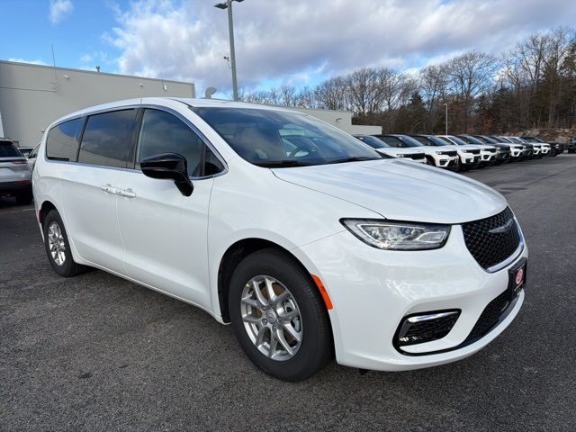 2026 Chrysler Pacifica Select's photo