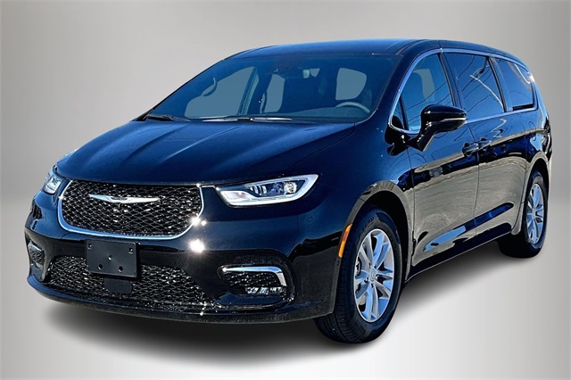 2026 Chrysler Pacifica Select's photo